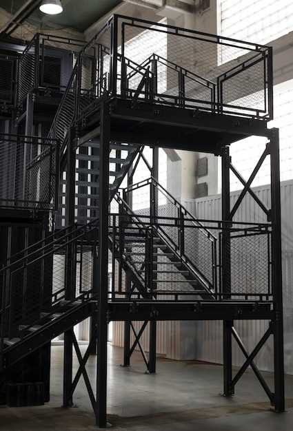 Как выбрать стиль металлической лестницы, идеально сочетающийся с интерьером - практические советы и вдохновение