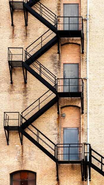 Сравнение различных вариантов металлических лестниц для дома и офиса - как выбрать идеальное решение?